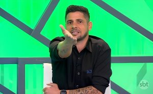 Cicinho falou sobre a postura do novo treinador Tricolor. (Foto: Reprodução/SBT)