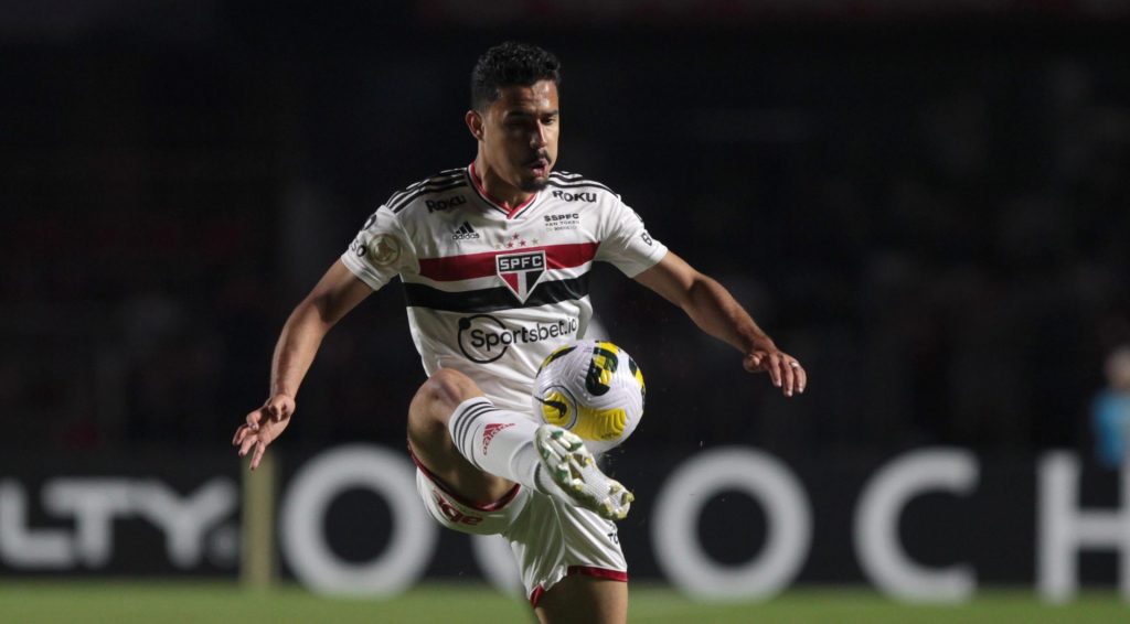 Fotos: Rubens Chiri - Situação do meio-campista vai sendo resolvida pelo São Paulo.