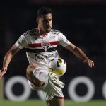 Fotos: Rubens Chiri - Situação do meio-campista vai sendo resolvida pelo São Paulo.