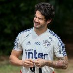 Foto: Marcello Zambrana/AGIF - Atacante está livre no mercado e vai se recuperando no Reffis do São Paulo.