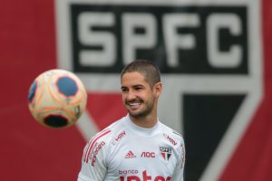 Foto: Marcello Zambrana/AGIF - Centroavante já sinalizou que gostaria de jogar novamente pelo São Paulo.