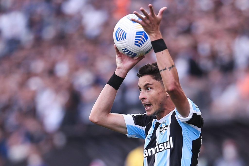 Foto: Ettore Chiereguini/AGIF - Lateral do Grêmio teve seu nome especulado no São Paulo, gerando reações.