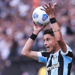 Foto: Ettore Chiereguini/AGIF - Lateral do Grêmio teve seu nome especulado no São Paulo, gerando reações.