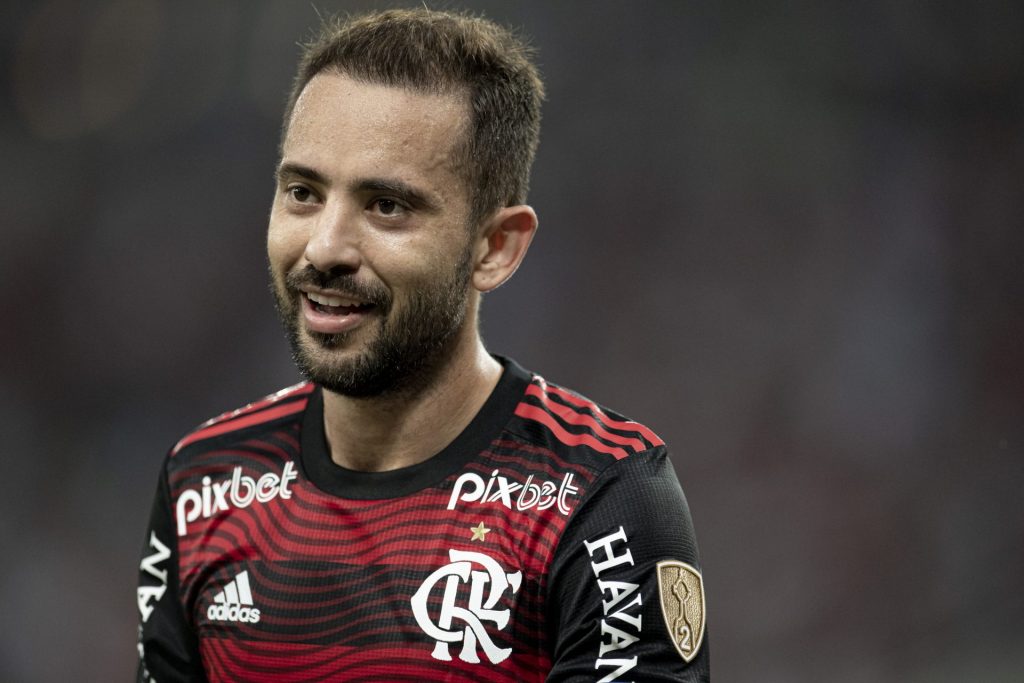 Foto: Jorge Rodrigues/AGIF - Craque interessa ao São Paulo e não recebeu nenhuma proposta de renovação no Flamengo até o momento.