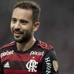 Foto: Jorge Rodrigues/AGIF - Craque interessa ao São Paulo e não recebeu nenhuma proposta de renovação no Flamengo até o momento.