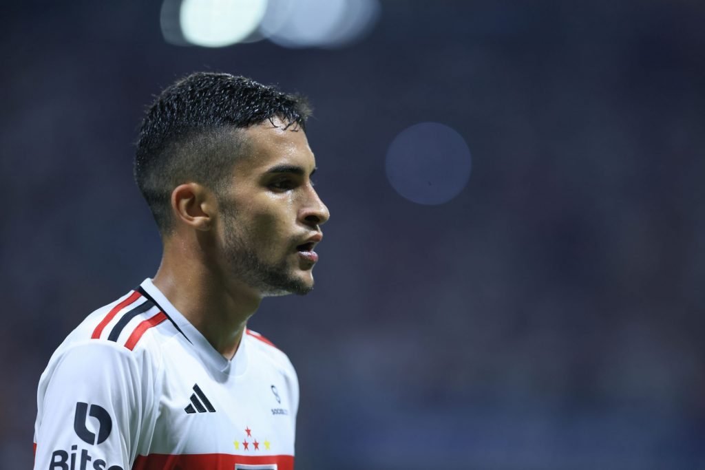 Foto: Marcello Zambrana/AGIF - Meio-campista foi um dos nomes citados pelo técnico do São Paulo durante entrevista após a partida.