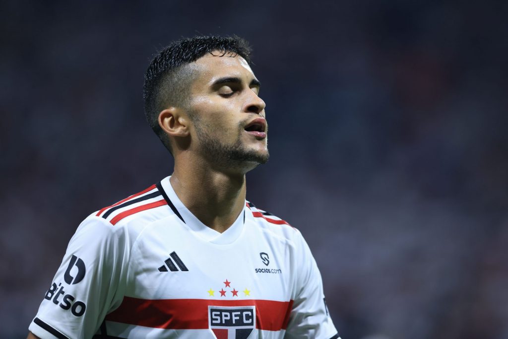 Foto: Marcello Zambrana/AGIF - Nestor ficou no banco de reservas no último jogo do São Paulo.