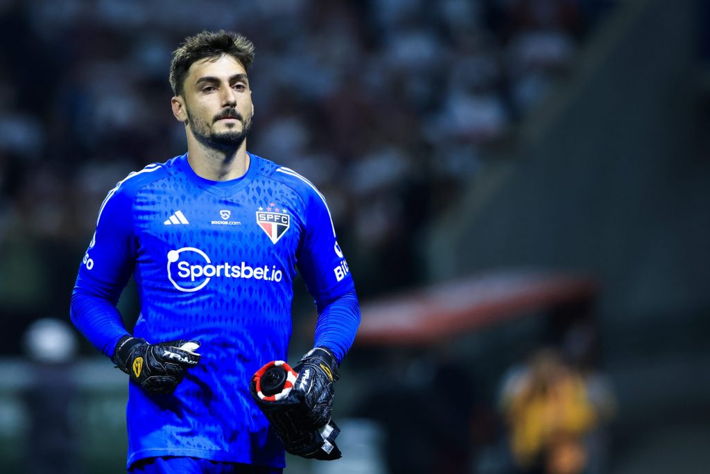 Foto: Marcello Zambrana/AGIF - Goleiro foi um dos exaltados após a vitória do São Paulo na Argentina.