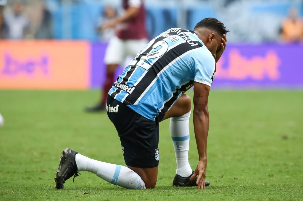 Foto: Pedro H. Tesch/AGIF - Lateral teve passagem marcante pelo São Paulo, mas vive situação delicada pelo Grêmio.