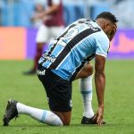 Foto: Pedro H. Tesch/AGIF - Lateral teve passagem marcante pelo São Paulo, mas vive situação delicada pelo Grêmio.