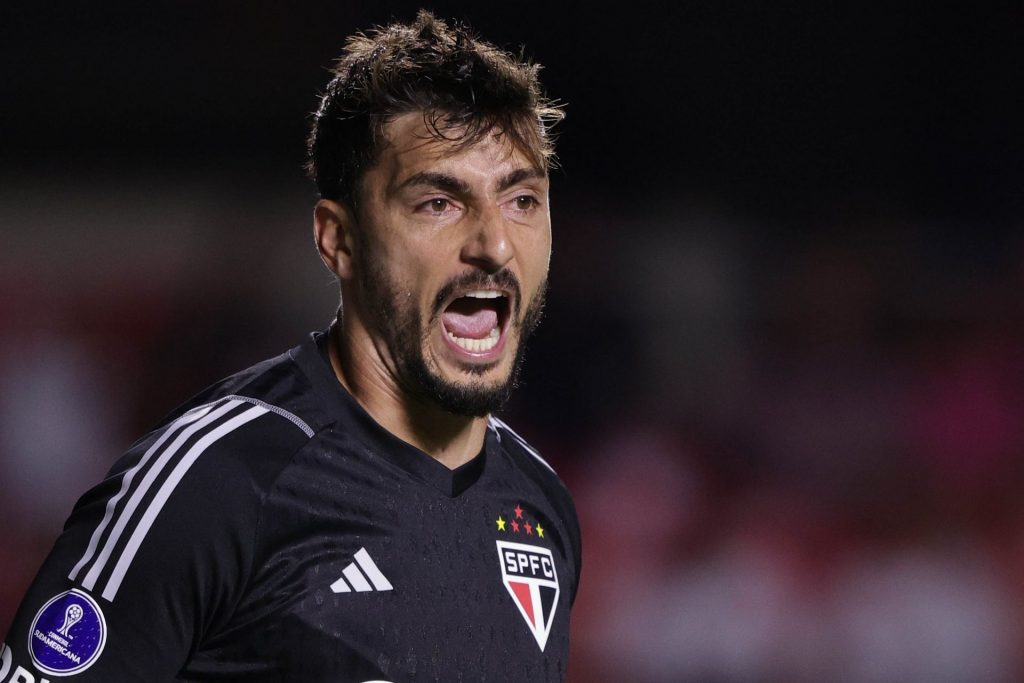 Foto: Ettore Chiereguini/AGIF - Goleiro do São Paulo foi o melhor em campo contra o América-MG.