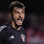 Foto: Ettore Chiereguini/AGIF - Goleiro do São Paulo foi o melhor em campo contra o América-MG.