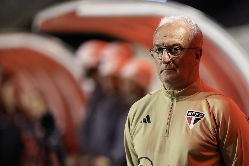 Foto: Marcello Zambrana/AGIF - Técnico terá 2 desfalques no São Paulo contra o Coritiba.