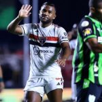 Luan vira alvo novamente no São Paulo. (Foto: Twitter do São Paulo)