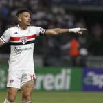 Luciano dá assistência em jogo do São Paulo. (Foto: Twitter do São Paulo)