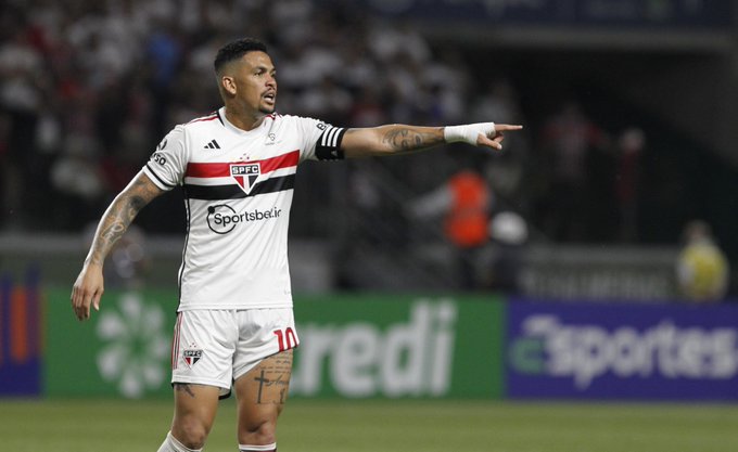 Luciano dá assistência em jogo do São Paulo. (Foto: Twitter do São Paulo)