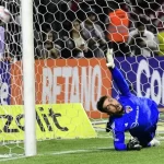 Rafael tenta pegar um pênalti com a camisa do São Paulo. (Foto: Marcos Ribolli/ge)