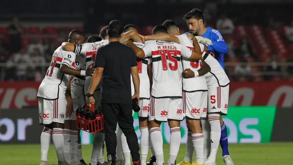 Elenco do São Paulo se reúne por missão de manter equipe na elite do Brasileirão. (Foto: Twitter do São Paulo)