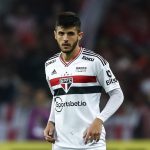 Foto: Pedro H. Tesch/AGIF - Zagueiro do São Paulo saiu com dores durante o duelo contra o Ituano.