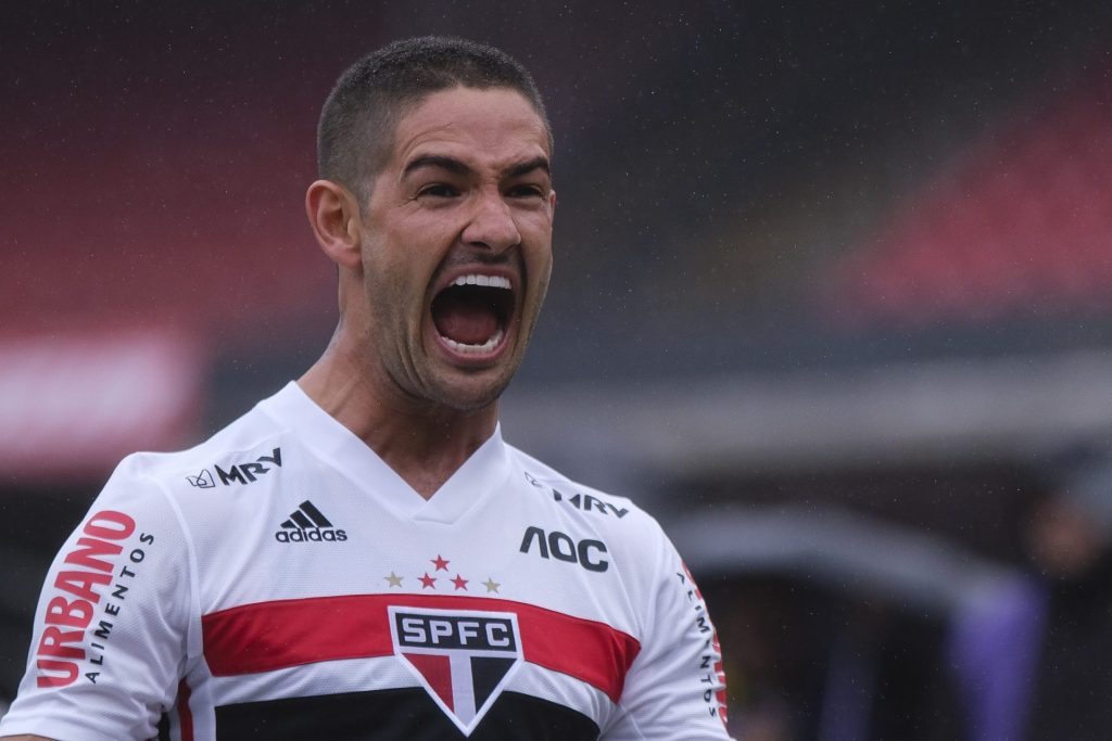 Pato vive a expectativa de voltar a jogar com a camisa do São Paulo. (Foto: Daniel Vorley/AGIF)