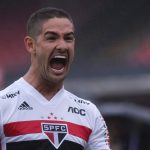 Pato vive a expectativa de voltar a jogar com a camisa do São Paulo. (Foto: Daniel Vorley/AGIF)