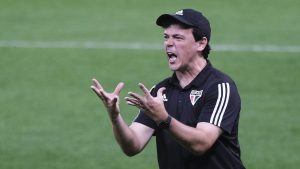 Fernando Diniz - Foto: Daniel Vorley/AGIF - Quando era técnico do São Paulo, Diniz não se interessou pela contratação.