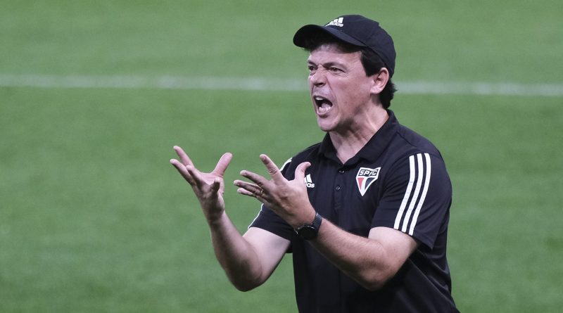Foto: Daniel Vorley/AGIF - Quando era técnico do São Paulo, Diniz não se interessou pela contratação.