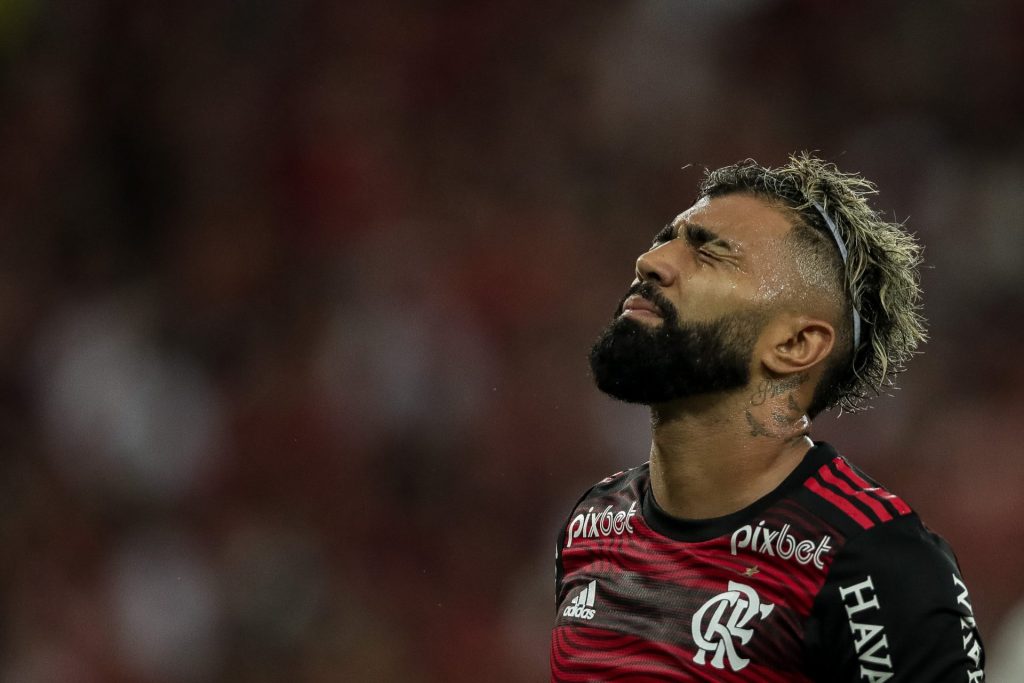 Foto: AGIF/AGIF - Torcida do São Paulo observa um dos "carrascos" do Flamengo de Gabigol.