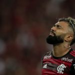 Foto: AGIF/AGIF - Torcida do São Paulo observa um dos "carrascos" do Flamengo de Gabigol.