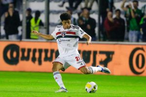 Foto: Luiz Erbes/AGIF - Meio-campista gerou reações da torcida do São Paulo.