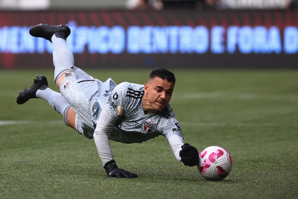 Foto: Ettore Chiereguini/AGIF - Goleiro não faz mais parte dos planos do São Paulo.