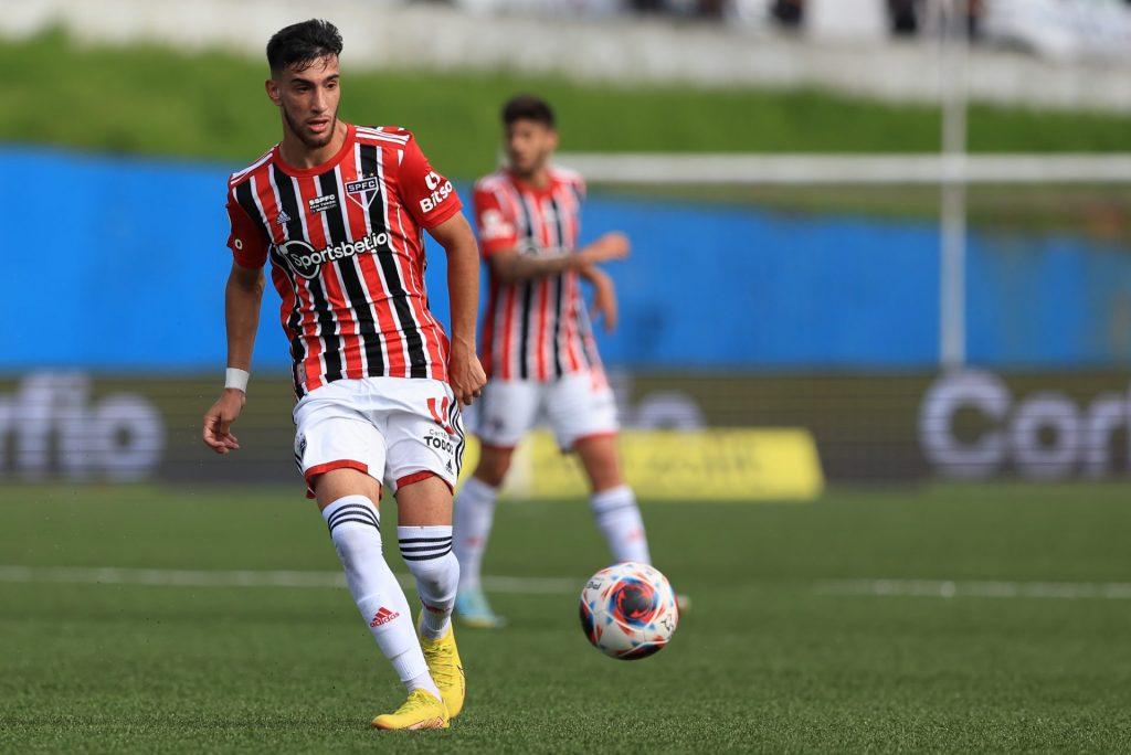 Foto: Marcello Zambrana/AGIF - Pedrinho teve o contrato rescindido no São Paulo.