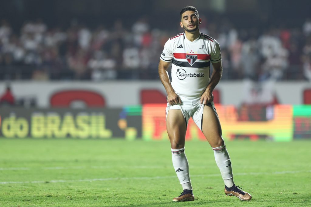 Michel Araújo foi suspenso e irá desfalcar o São Paulo na próxima rodada. (Foto: Marcello Zambrana/AGIF)
