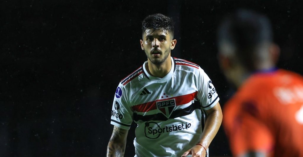 Foto: Marcello Zambrana/AGIF - Zagueiro é um dos melhores jogadores do São Paulo atualmente.