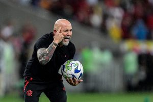 Foto: Thiago Ribeiro/AGIF - Técnico pode ganhar +1 presente após desistência do São Paulo.