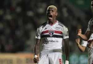 Arboleda quer se redimir de última partida diante do rival. (Foto: Twitter do São Paulo)