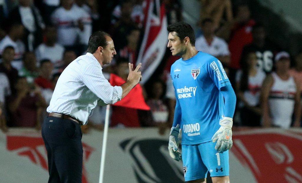 Denis recebeu muitas críticas nos tempos de São Paulo. (Foto: Twitter do São Paulo)