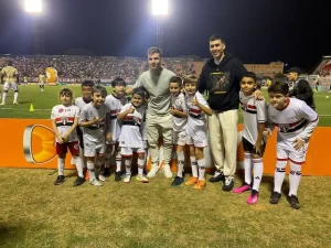 Ferraresi comemora permanência no São Paulo. (Foto: Twitter do São Paulo)