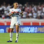 Rafinha foi cobrar companheiro do São Paulo. (Foto: Twitter do São Paulo)