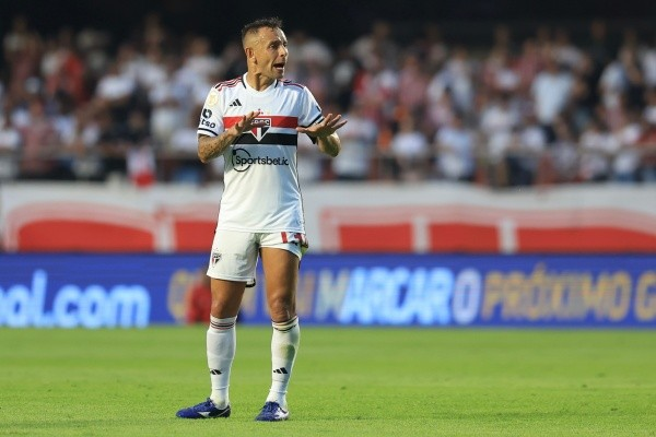 Rafinha foi cobrar companheiro do São Paulo. (Foto: Twitter do São Paulo)