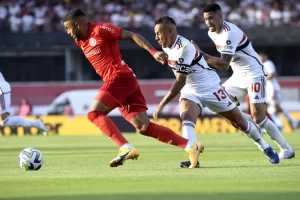 Rafinha virou capitão do São Paulo sob comando de Dorival Junior. (Foto: Marcos Ribolli/ge)