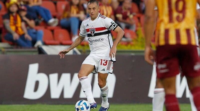 Futuro substituto do Rafinha? São Paulo tem lateral-direito na