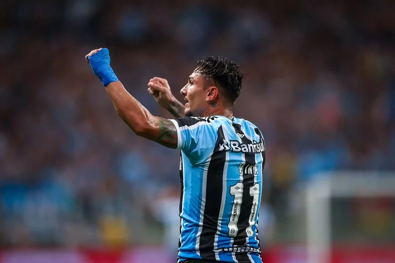 Vina é um dos homens de confiança do Grêmio e seu substituto no Ceará poder reforçar o São Paulo. (Foto: Twitter do Grêmio)