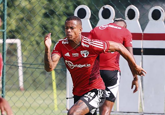 Caio Paulista chegou e rapidamente virou titular no Tricolor. (Foto: Twitter do São Paulo)