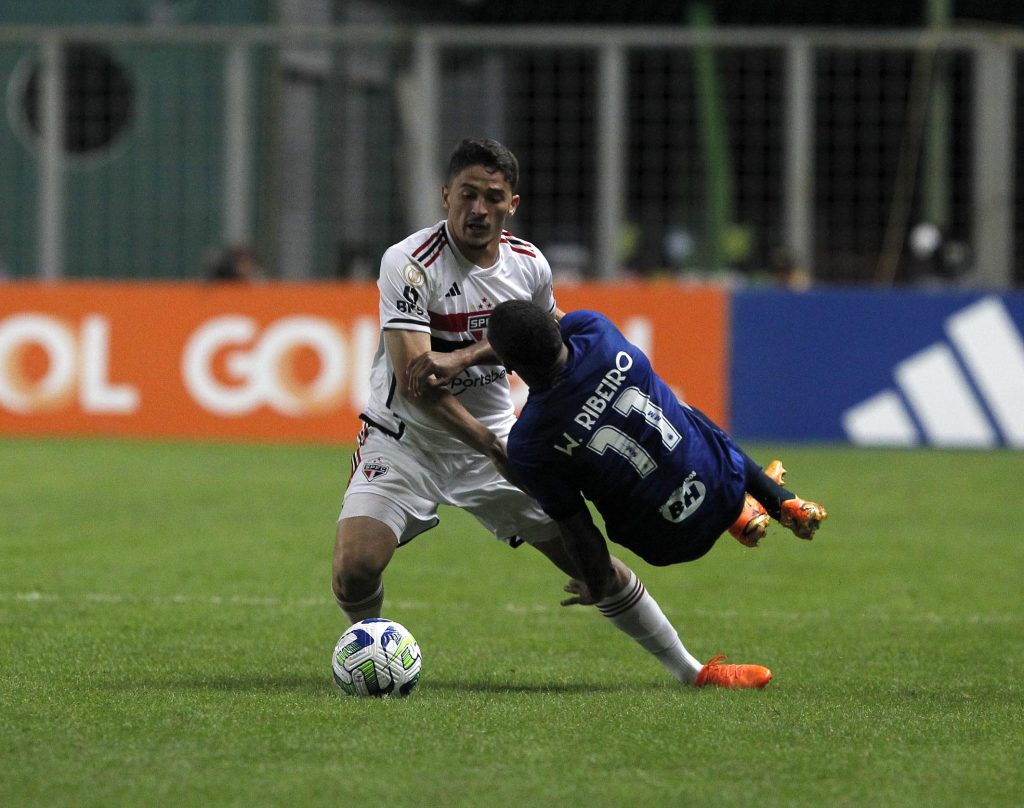 Jogador do São Paulo levou entrada no primeiro tempo e deixou o campo chorando. (Rubens Chiri / saopaulofc.net)