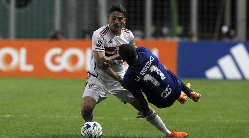 Jogador do São Paulo levou entrada no primeiro tempo e deixou o campo chorando. (Rubens Chiri / saopaulofc.net)