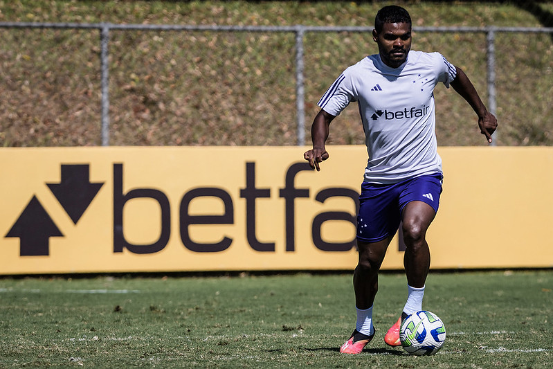 Emprestado pelo São Paulo, Nikão não deve seguir no Cruzeiro. (Foto: Twitter do Cruzeiro)