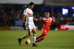 Ganso e Cueva se encontram em duelo do São Paulo contra Toluca. (Foto: Twitter do São Paulo)