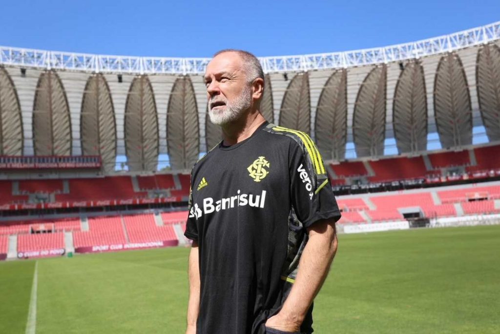 Mano Menezes quer atravessar São Paulo em negociação com Savarino. (Foto: Twitter do Internacional)