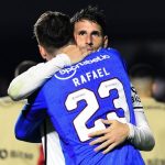 Líderes do São Paulo, Calleri e Rafael se abraçam. (Foto: Twitter do São Paulo)